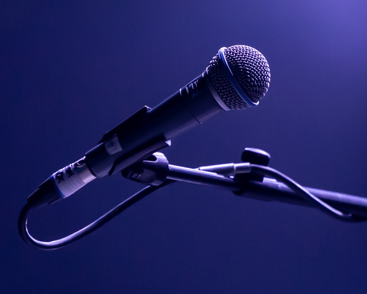 Микрофон на стойке на синем фоне