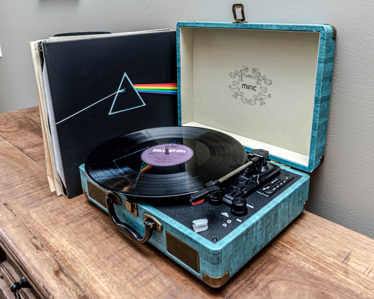 Старый патефон с пластинками на комоде 