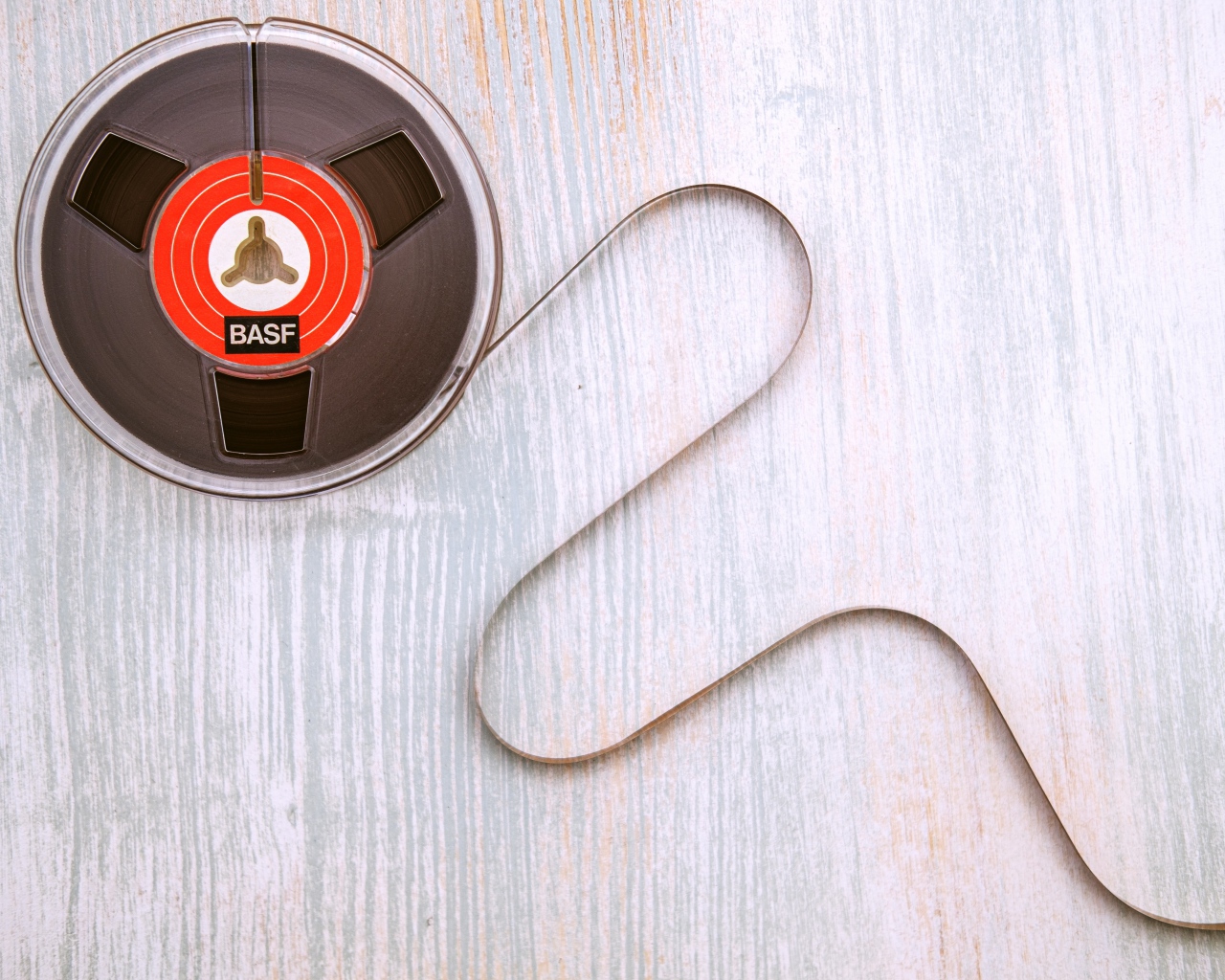 Старая катушка бобины с пленкой на столе