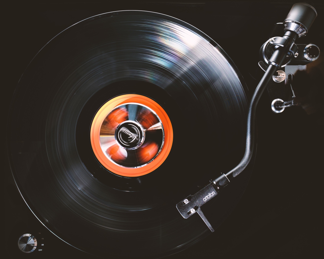 Старая виниловая пластинка на проигрывателе
