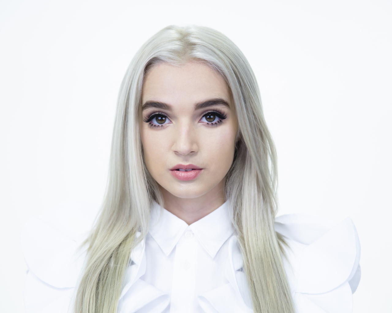 Певица Poppy на белом фоне 