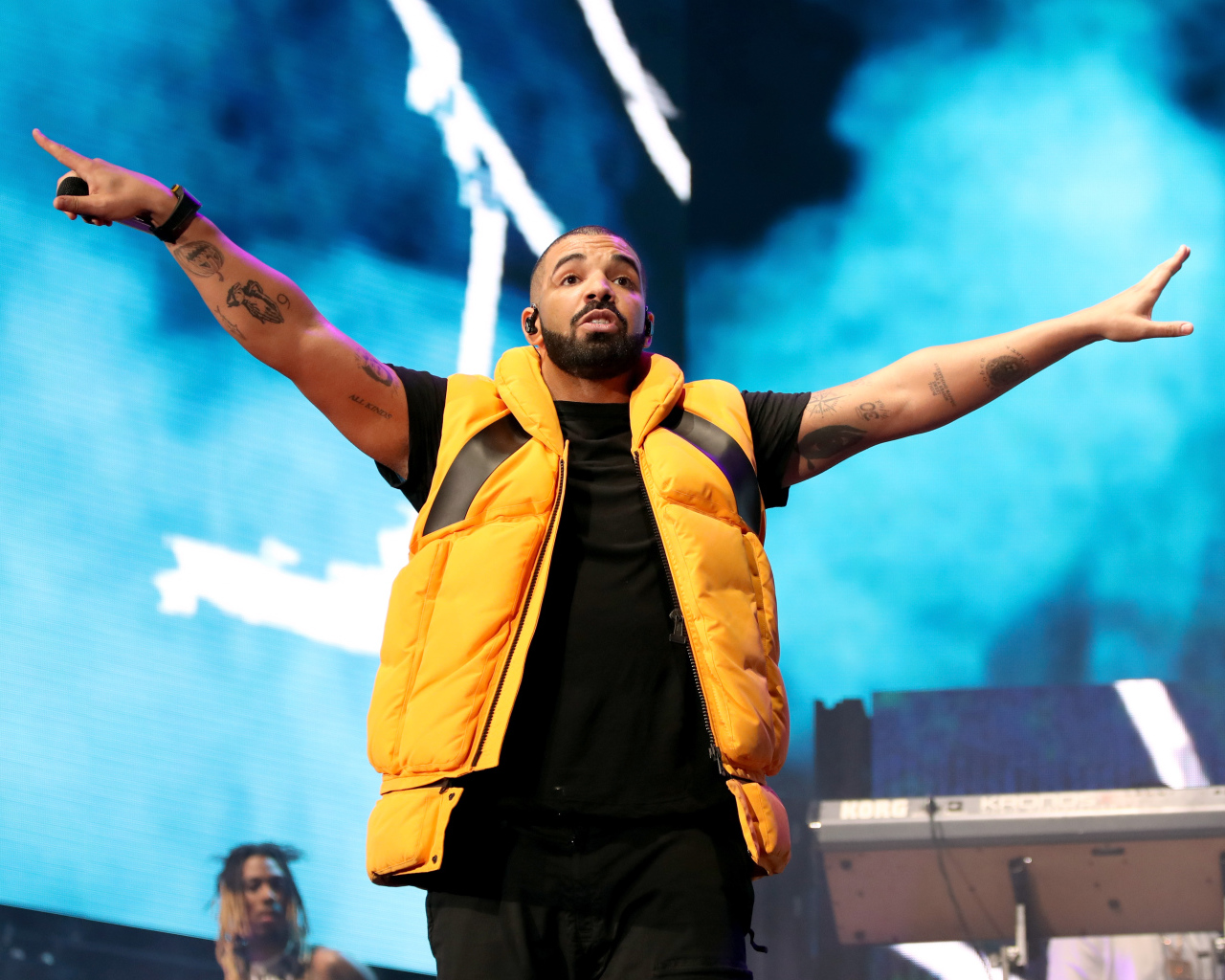 Популярный рэпер Дрэйк выступает на сцене