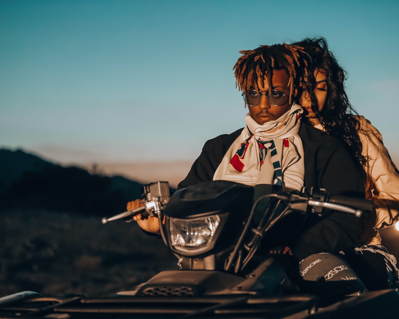 Рэпер Juice WRLD с девушкой на квадроцикле