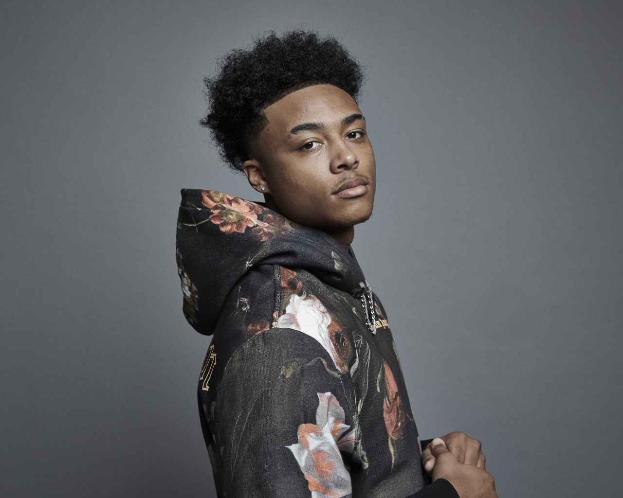 Рэпер Luh Kel на сером фоне