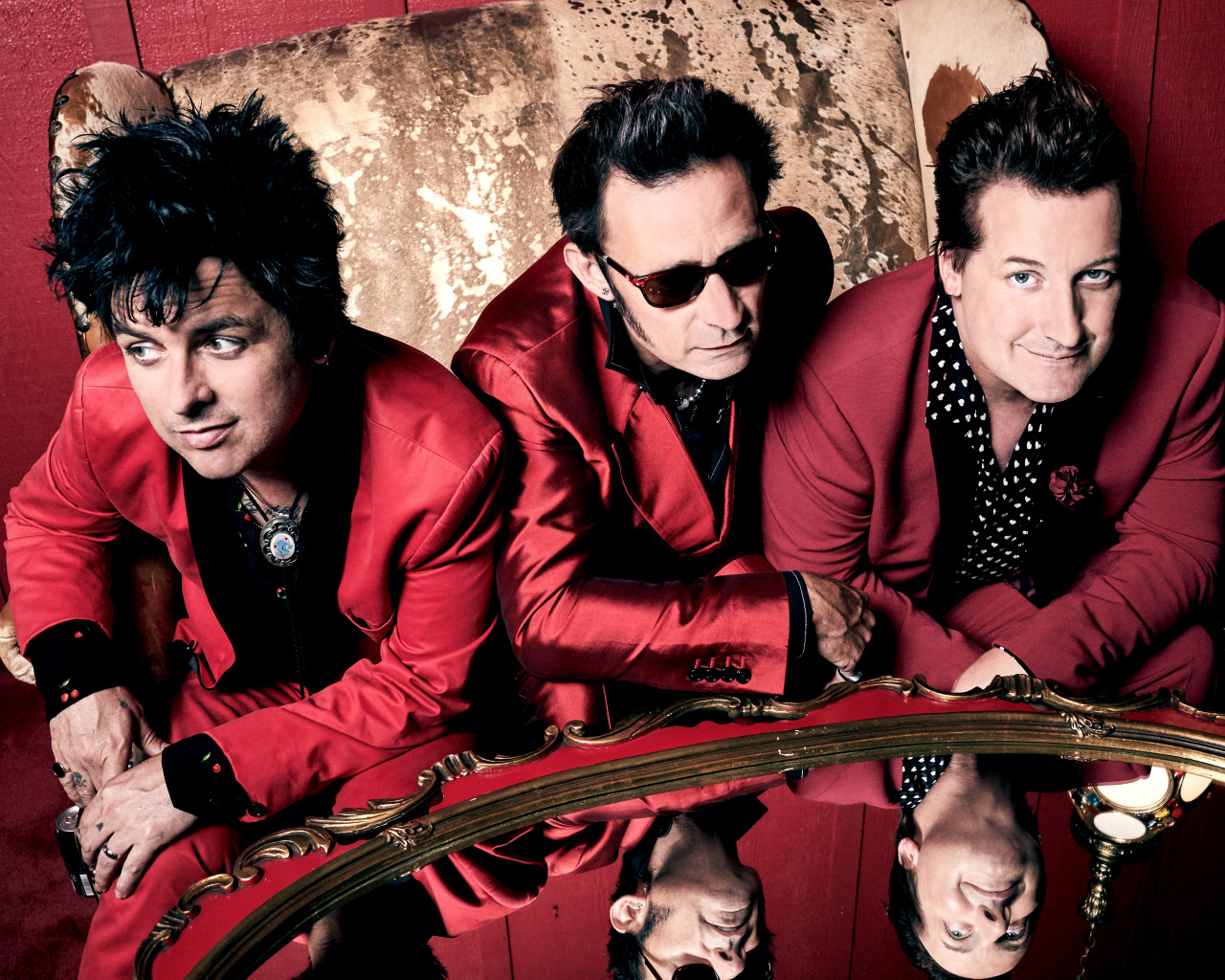 Рок группа Green Day в красных костюмах
