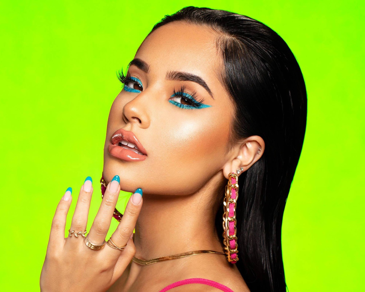 Певица Бекки Джи с ярким макияжем