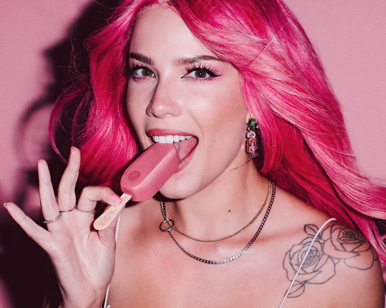 Певица Halsey Magnum с розовыми волосами с мороженым в руке