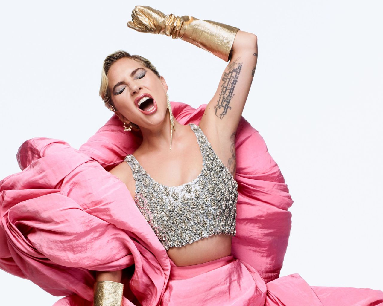 Певица Леди Гага поет на белом фоне