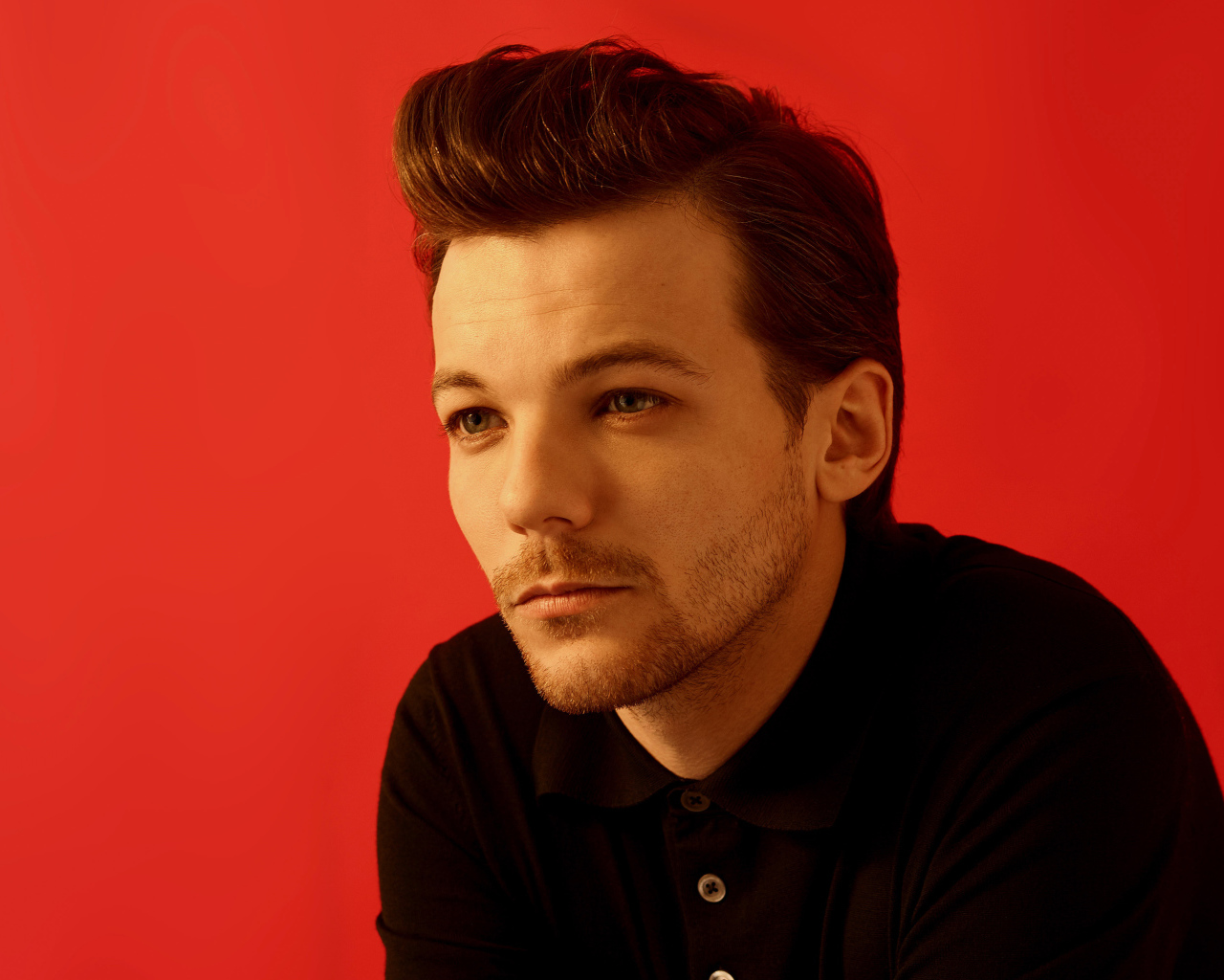 Певец Луи Томлинсон на красном фоне