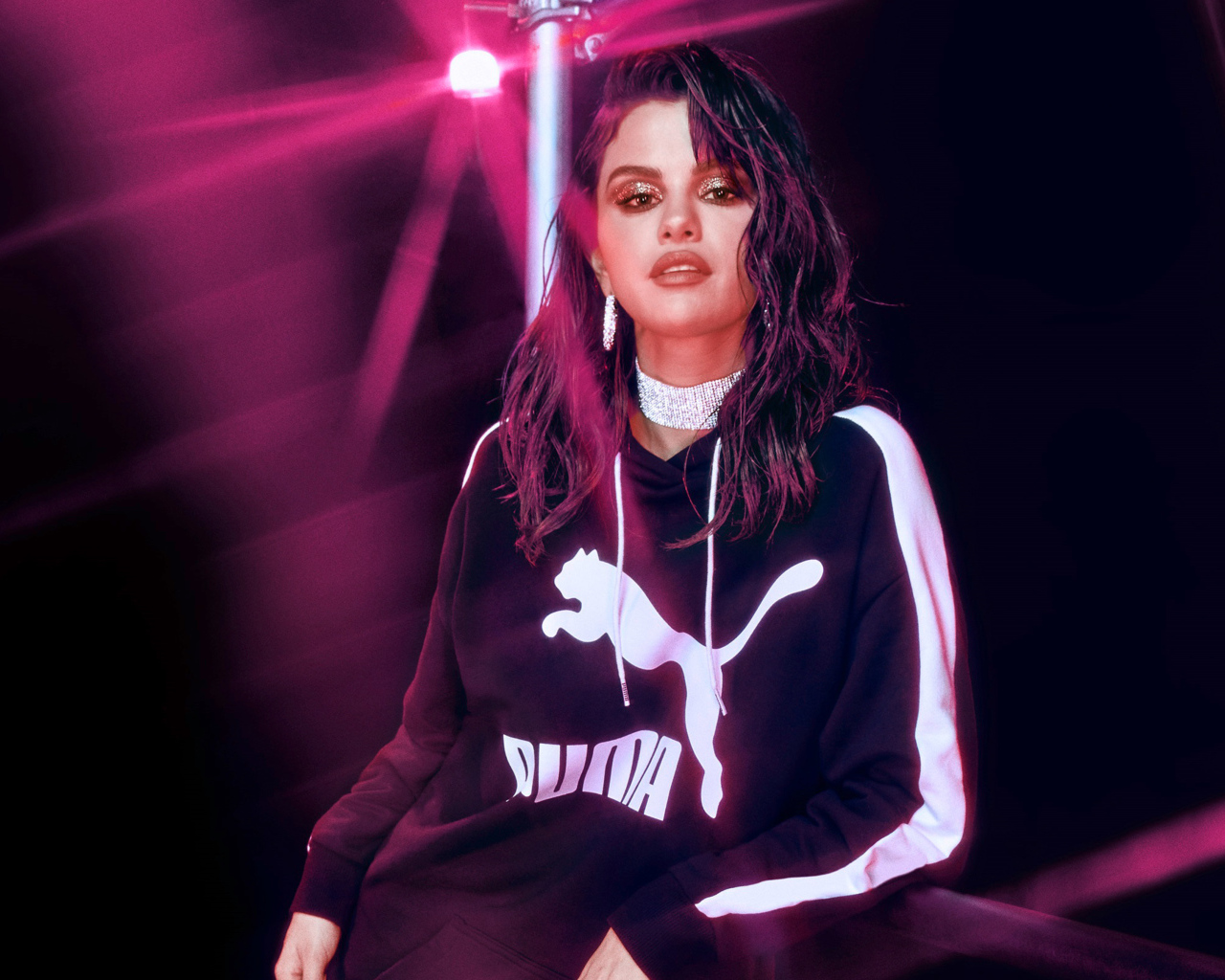 Певица Селена Гомес в спортивном костюме Пума 