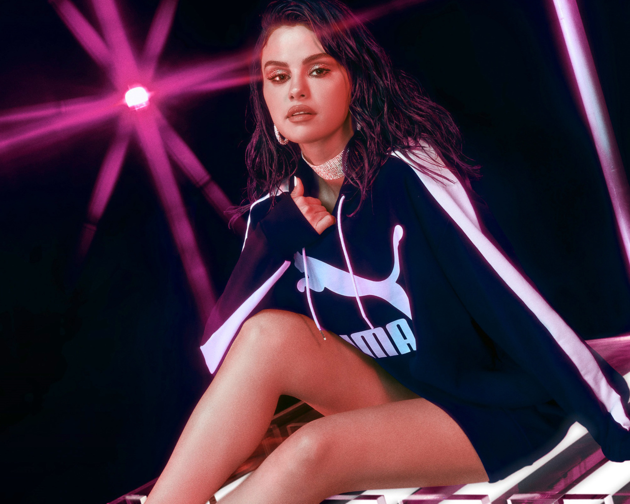 Певица Селена Гомес в спортивном костюме Пума в свете лампы