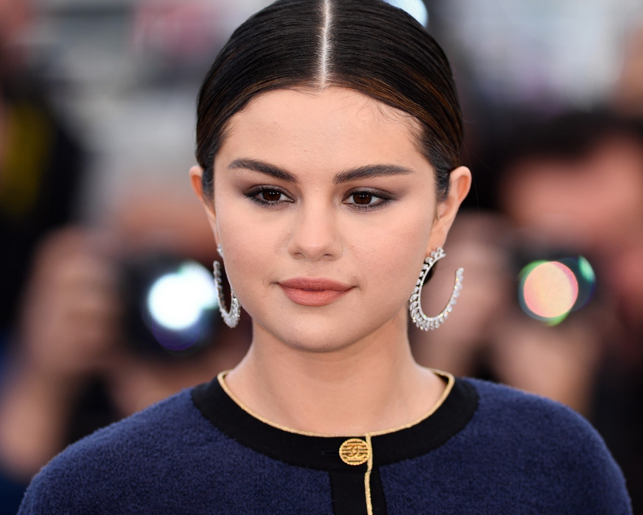 Певица Селена Гомез в большими сережками