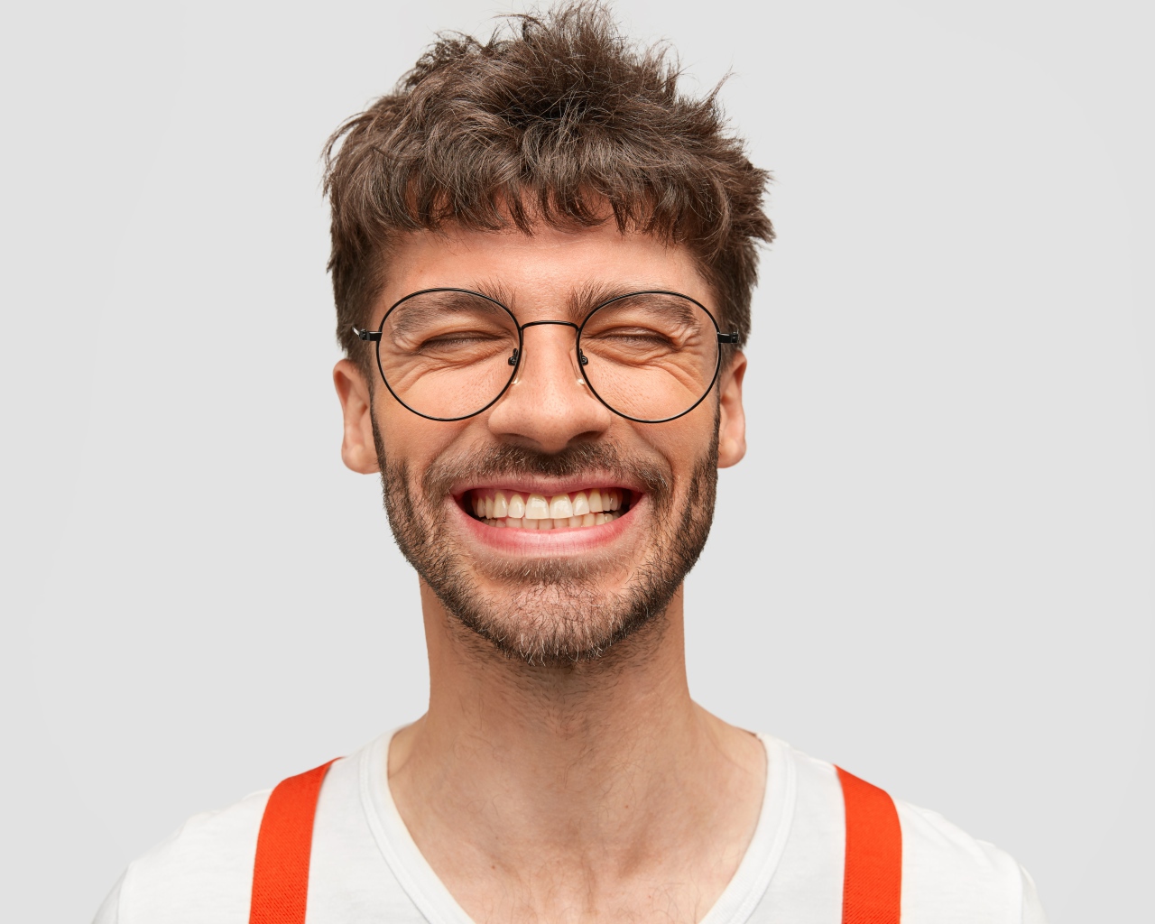 Улыбающийся бородатый мужчина в очках 