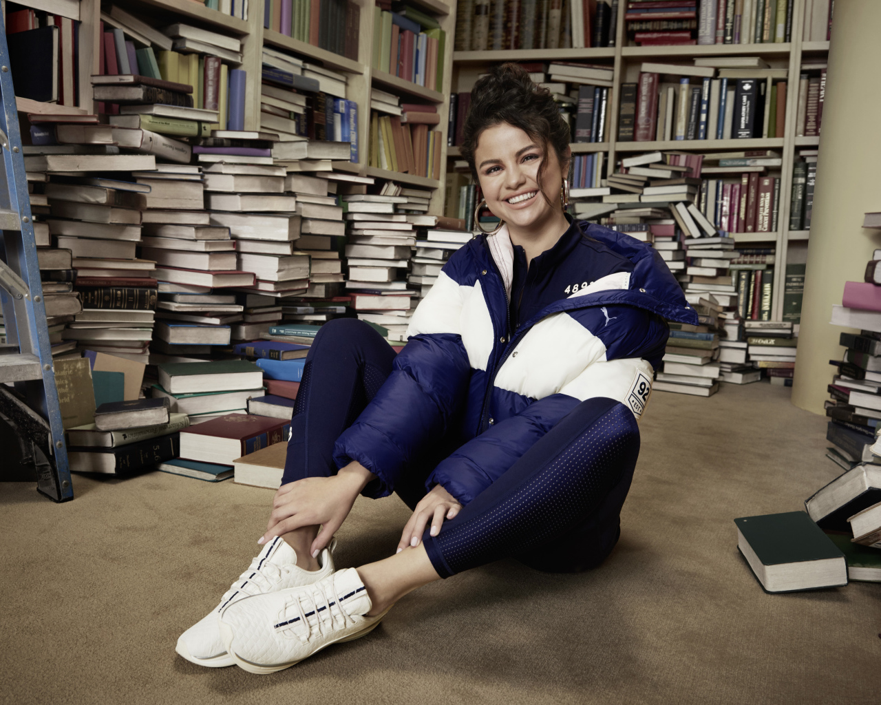 Улыбающаяся певица Селена Гомез в библиотеке 