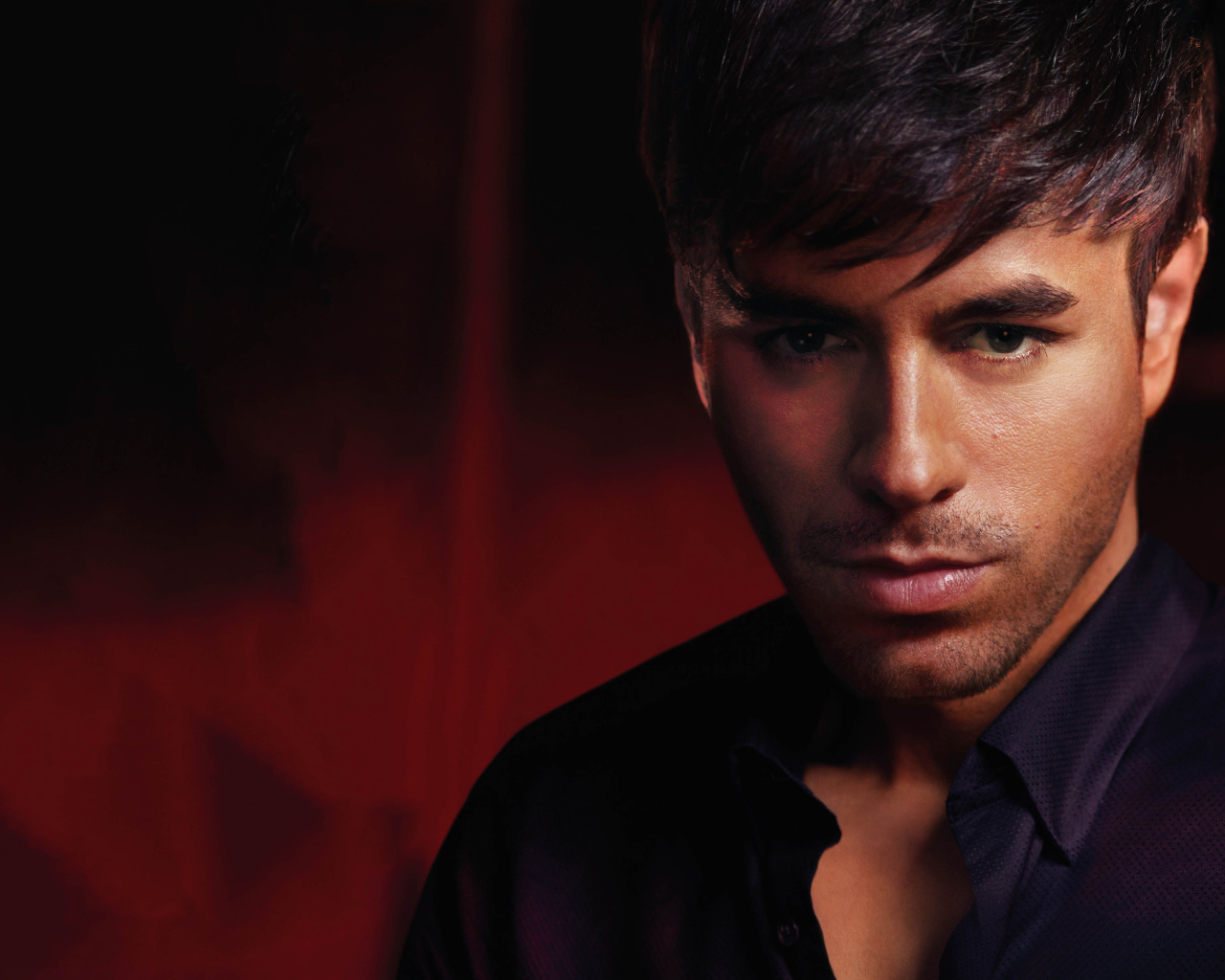 Испанский певец Энрике Иглесиас крупным планом