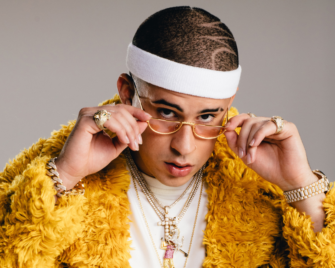 Стильный певец Bad Bunny на сером фоне
