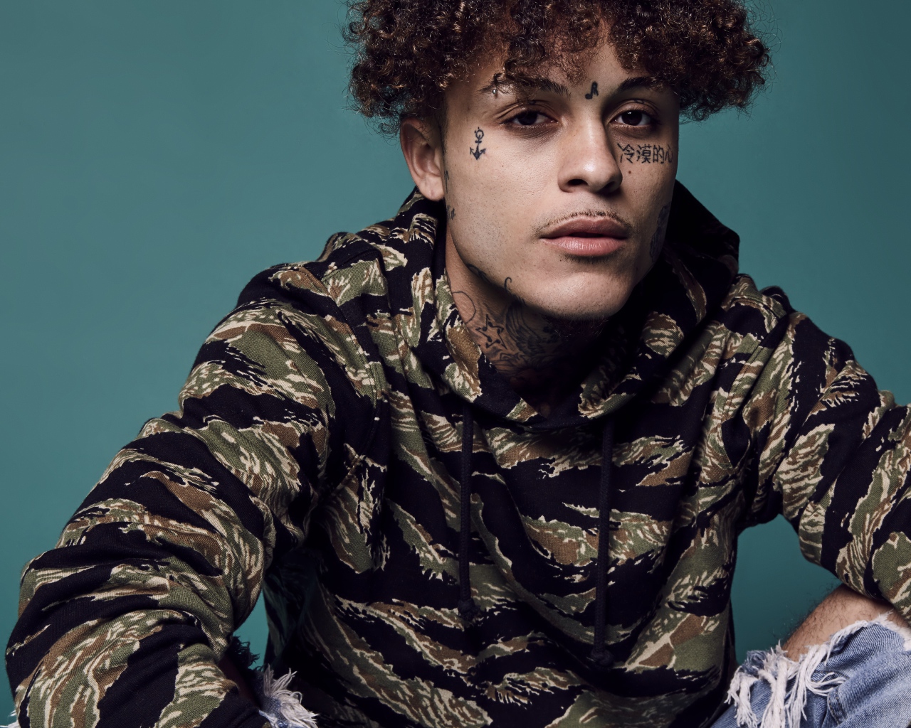 Молодой американский рэпер Lil Skies с татуировками на теле