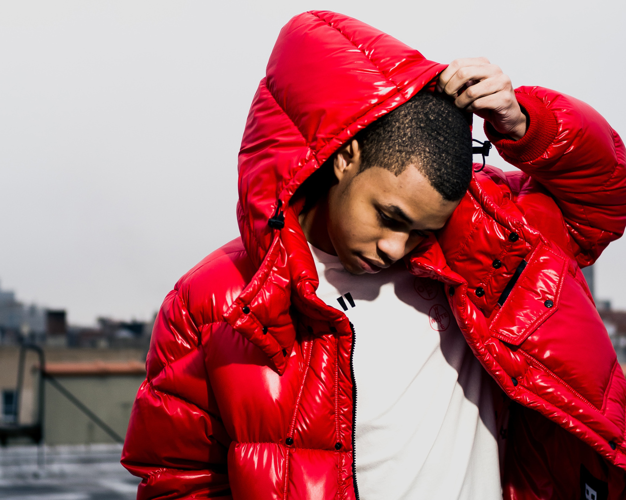 Молодой рэп исполнитель Jay Gwuapo в красной куртке