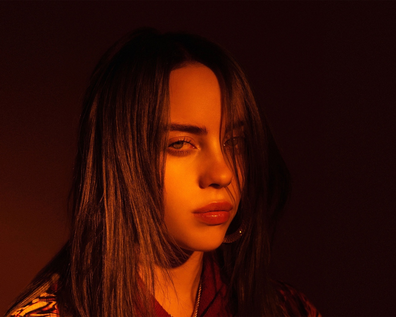 Молодая певица Билли Айлиш на коричневом фоне