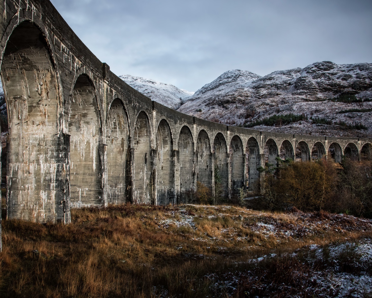 Мост акведук на фоне гор 