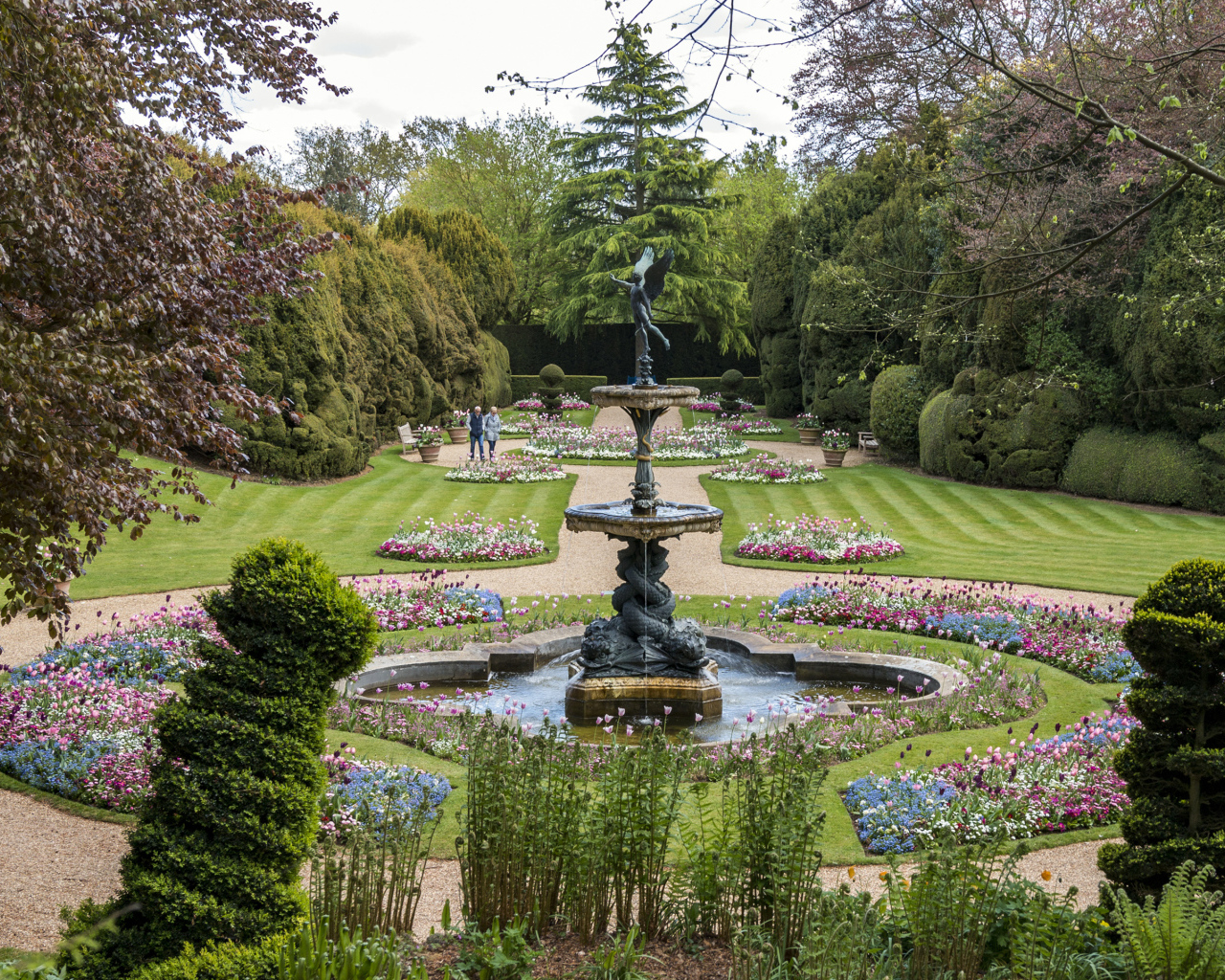 Красивый фонтан в живописном парке с зелеными деревьями