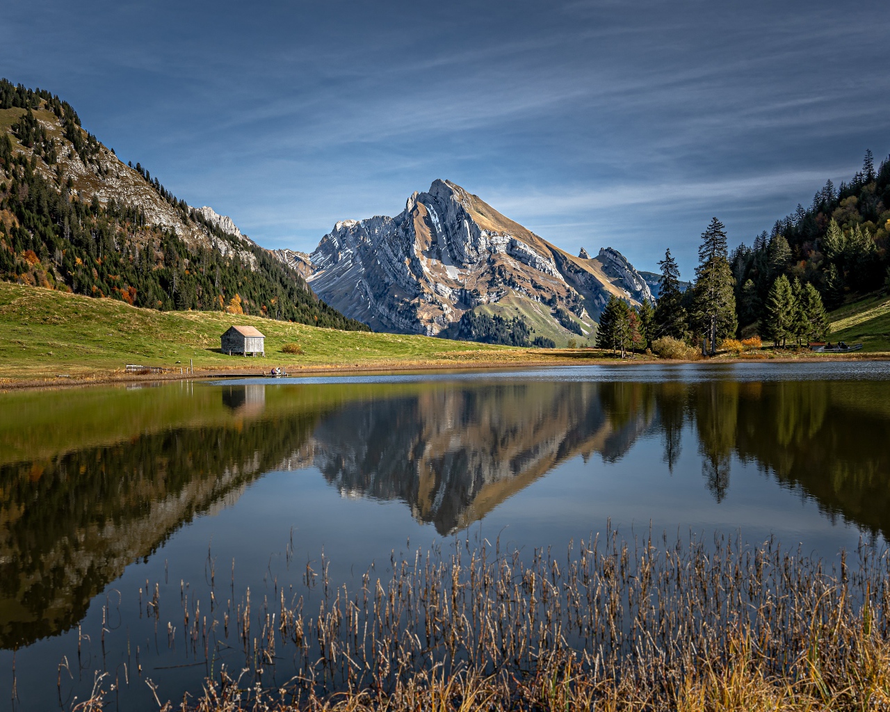 Красивый вид на прозрачное горное озеро под голубым небом 