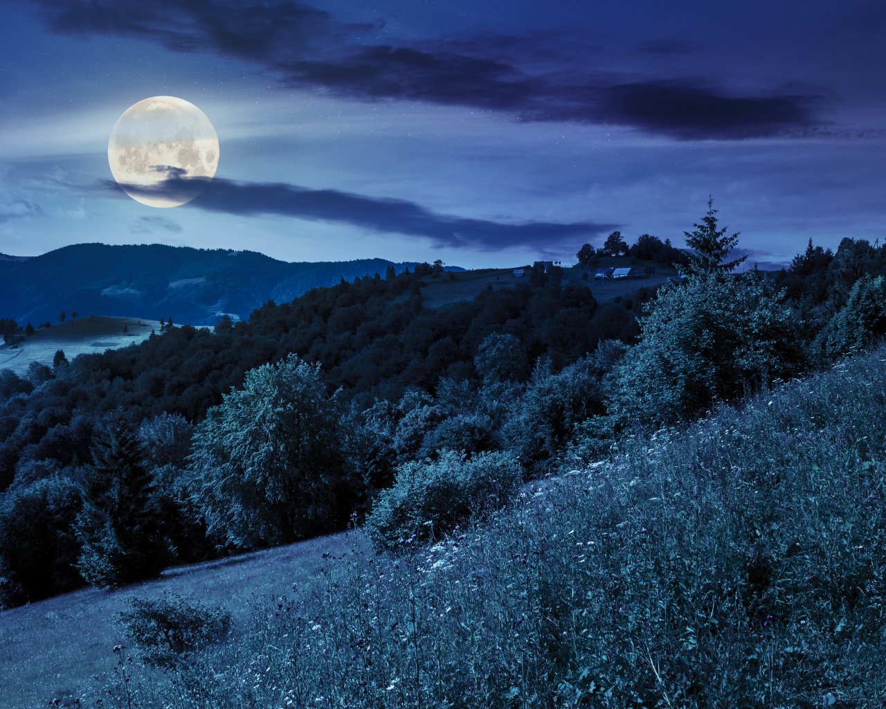 Большая луна в ночном небе над  холмами