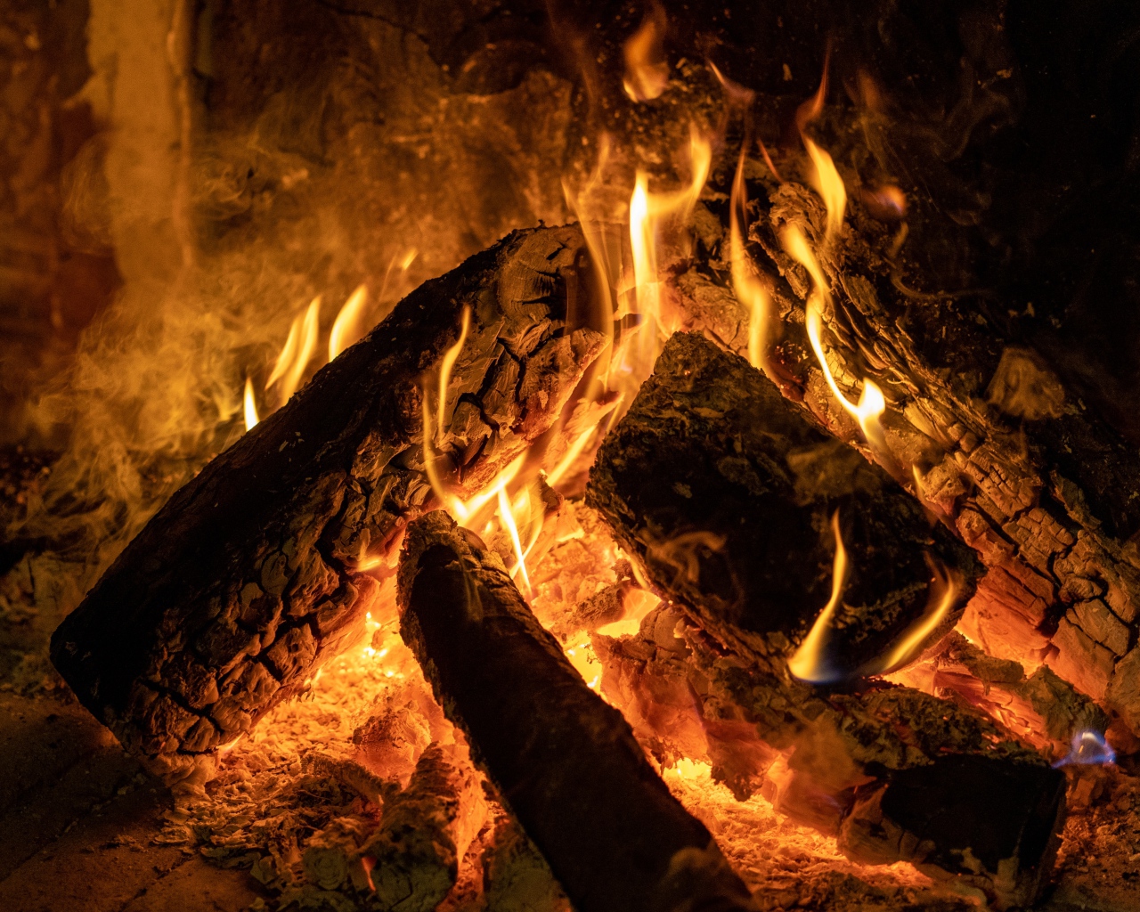 Горящие поленья в камине крупным планом