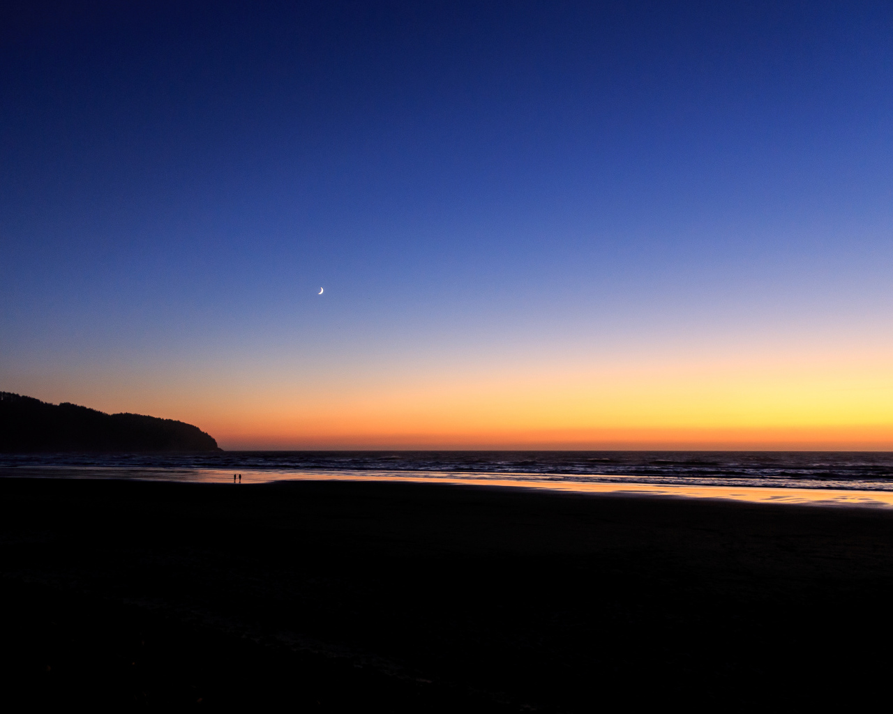 Спокойное море на закате солнца под голубым небом