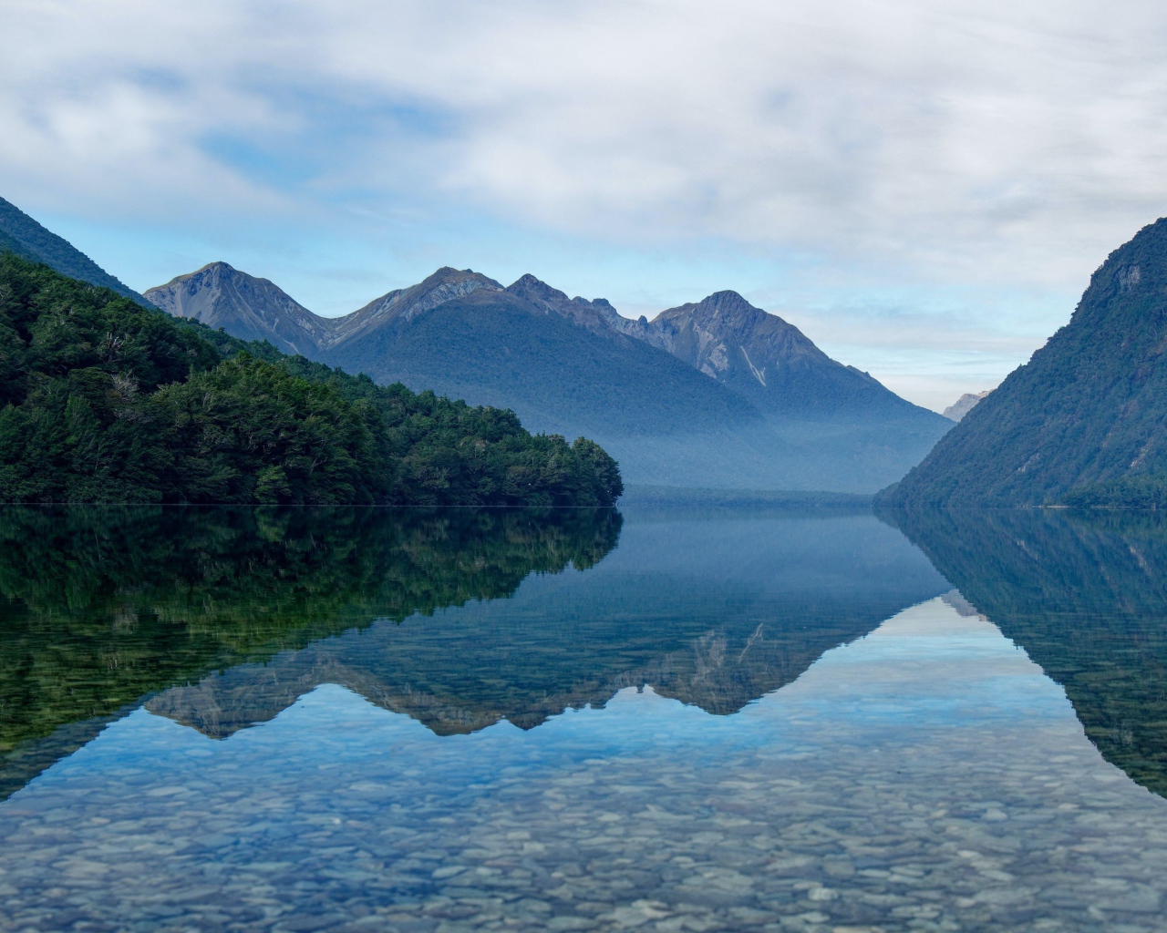 Прозрачная вода в горном озере  на рассвете