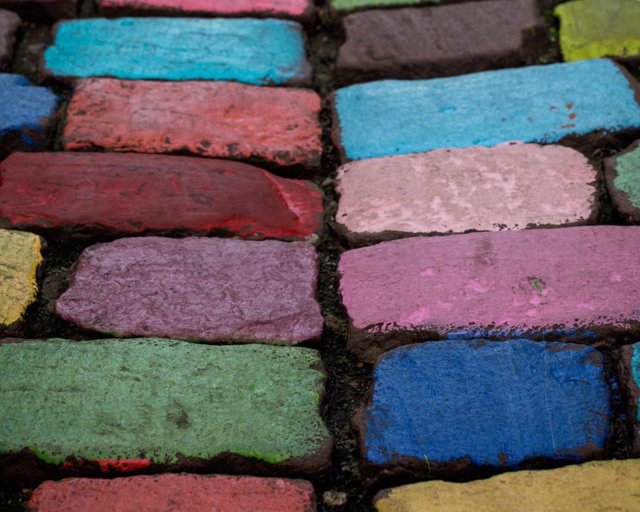 Разноцветные кирпичи на дороге 