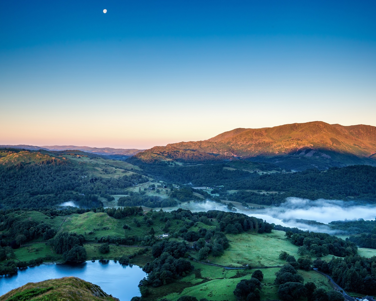 Туман над горной природой на рассвете 