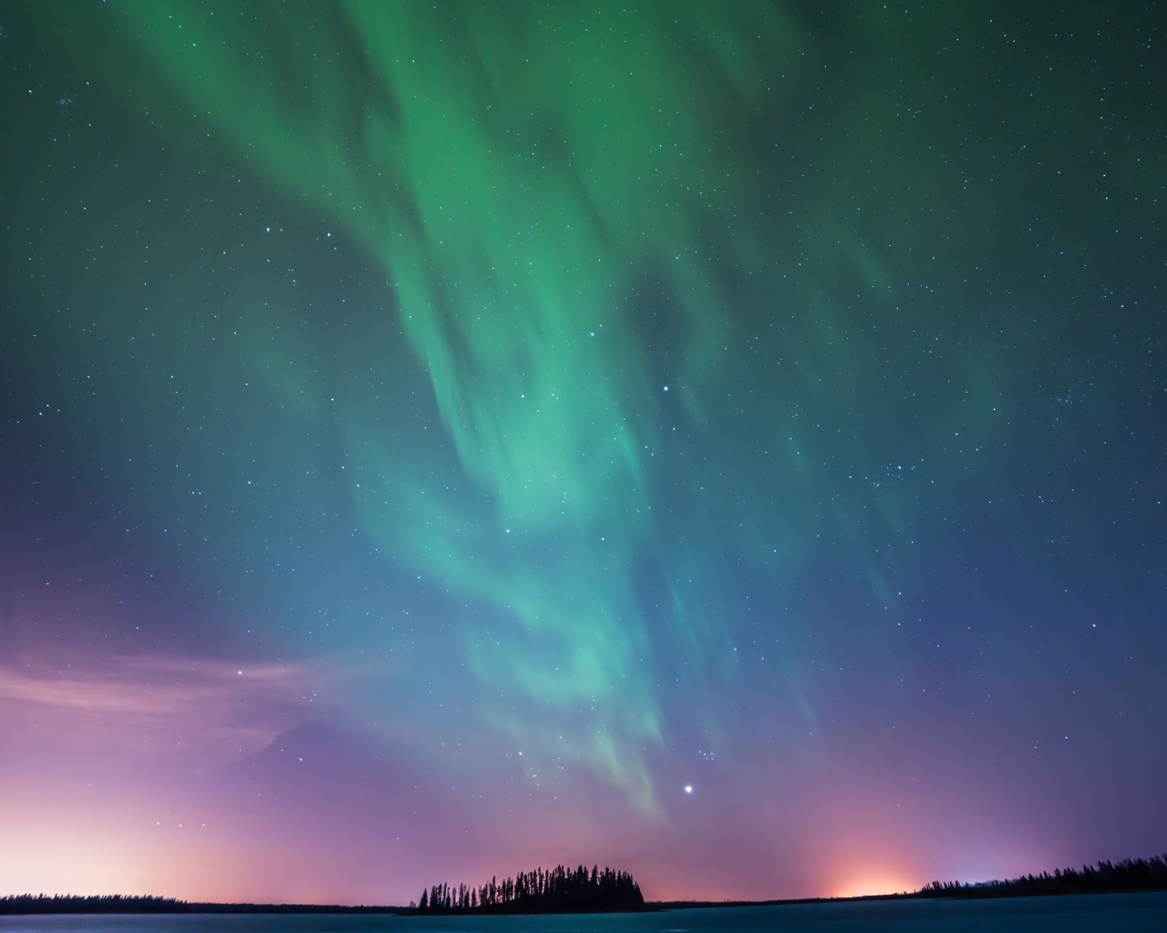 Зеленое северное сияние над заснеженным полем