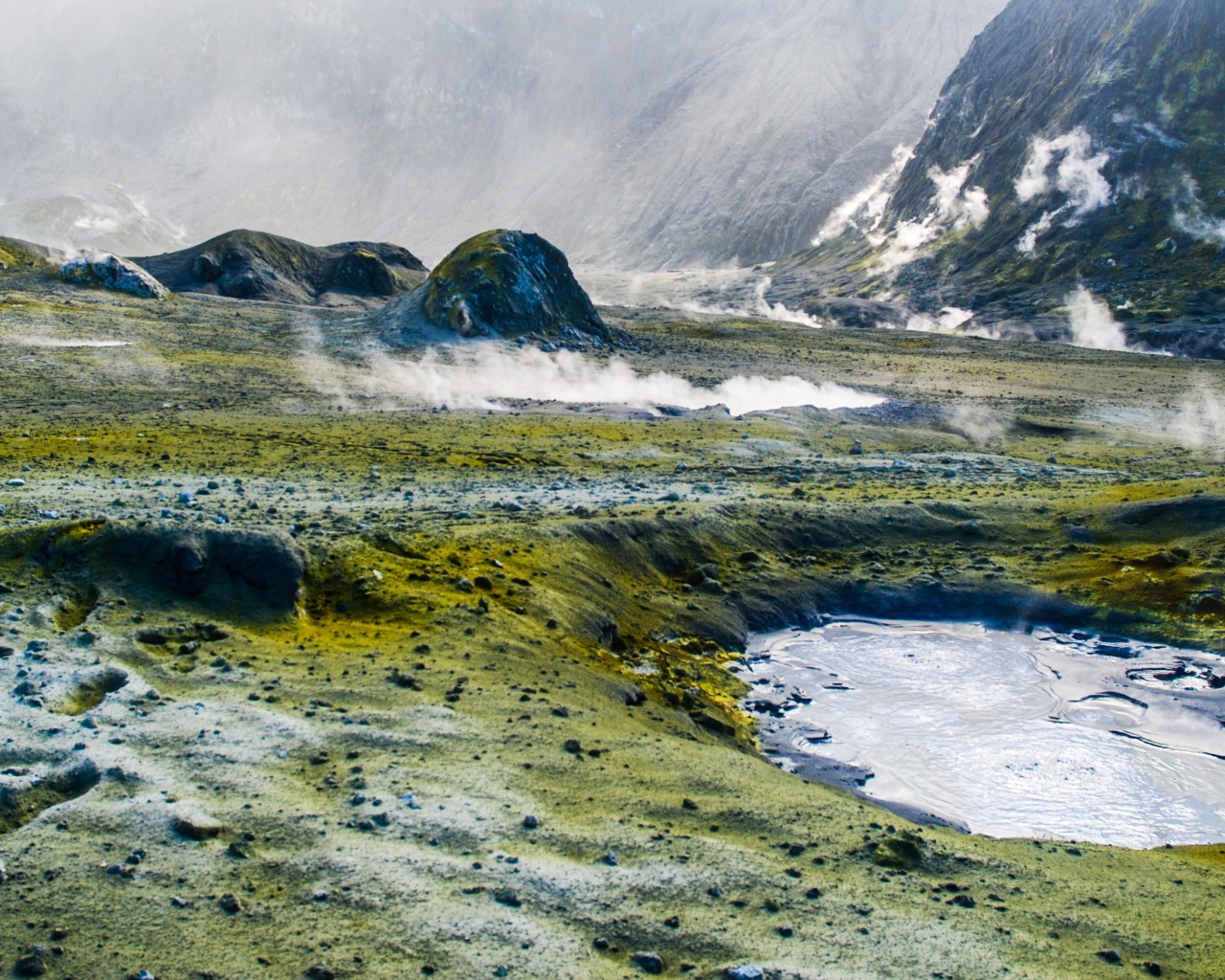 Горячие гейзеры у подножия гор 