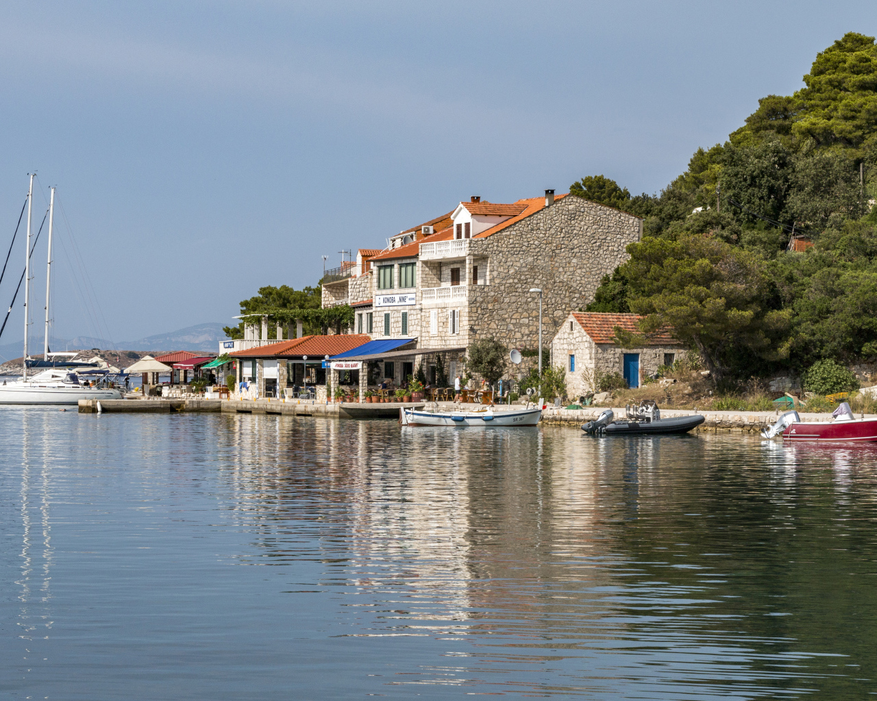 Дома на берегу залива под голубым небом