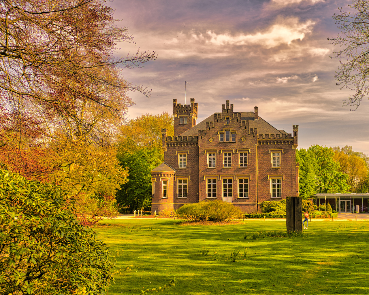 Большой трехэтажный дом в зеленом парке