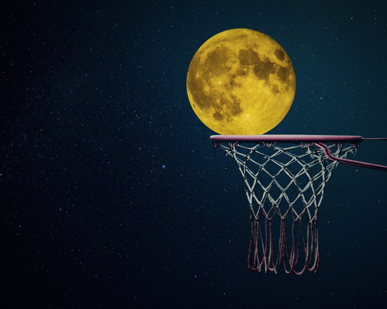 Луна попала в баскетбольное кольцо 