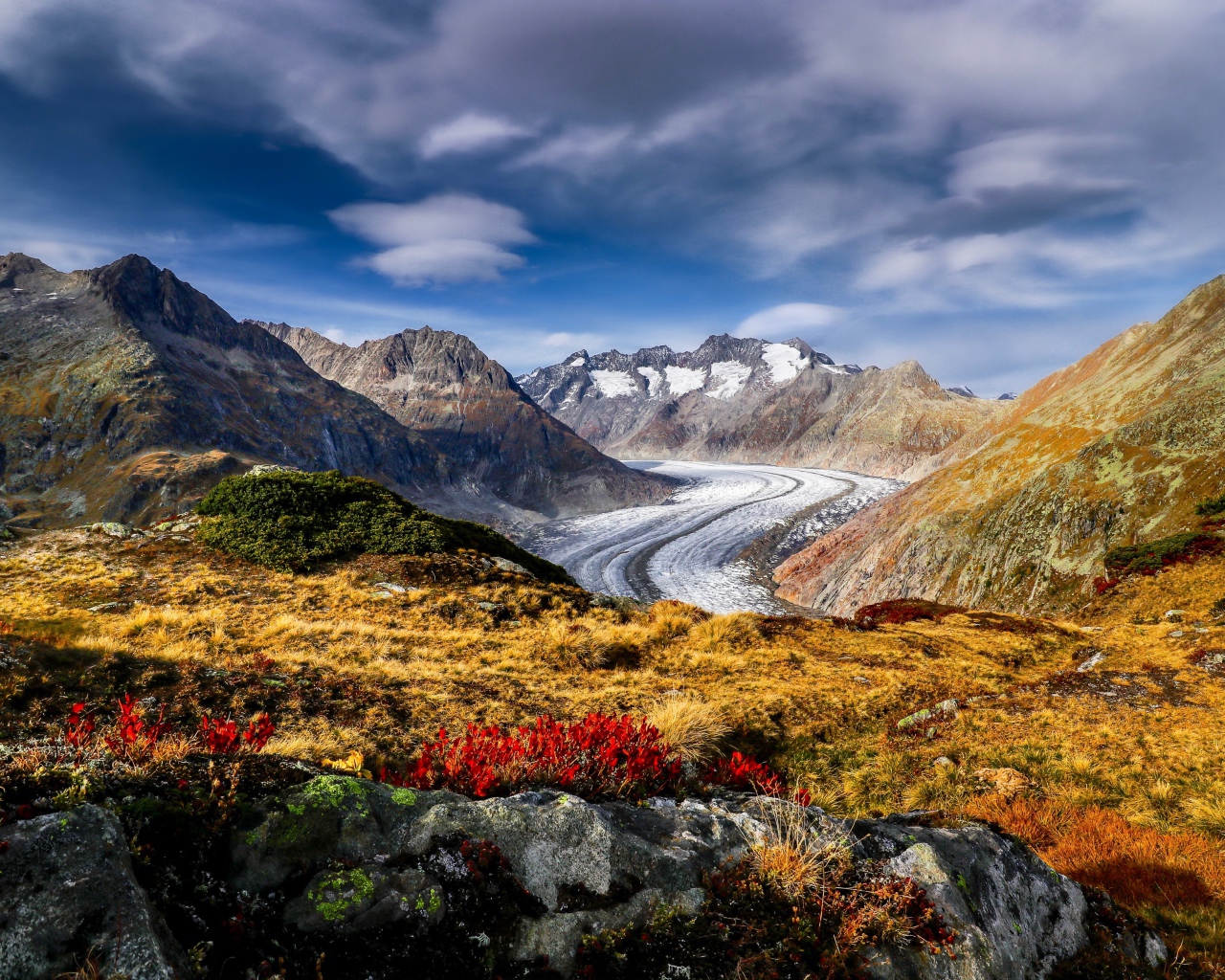 Дорога в горах в лучах солнца в небе 