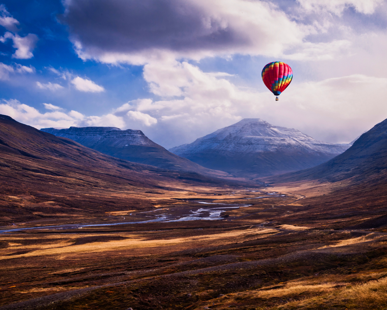 Разноцветный воздушный шар в небе над горами