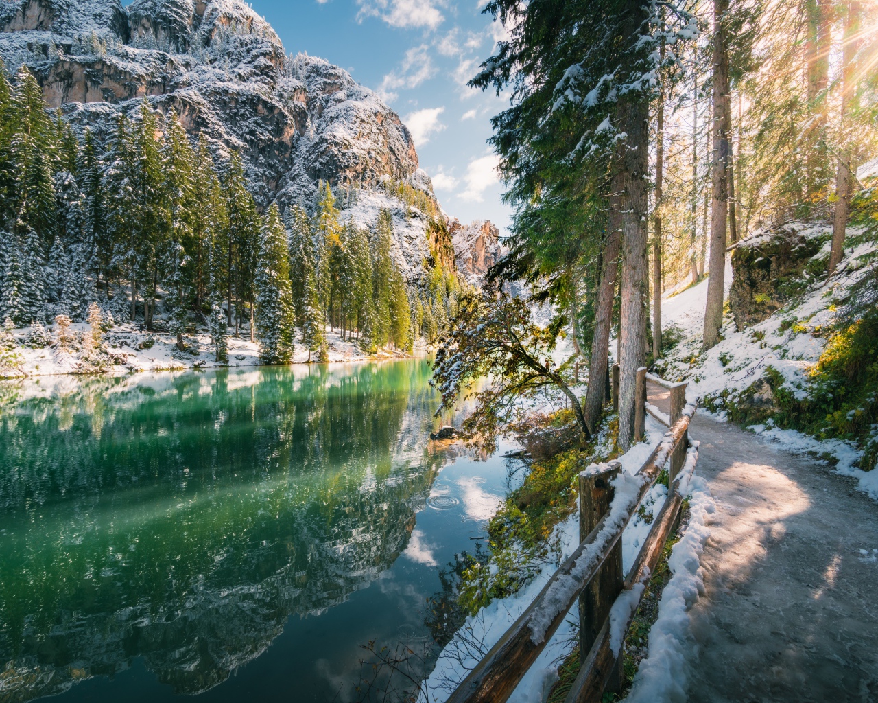 Красивый вид на холодную реку и заснеженные горы