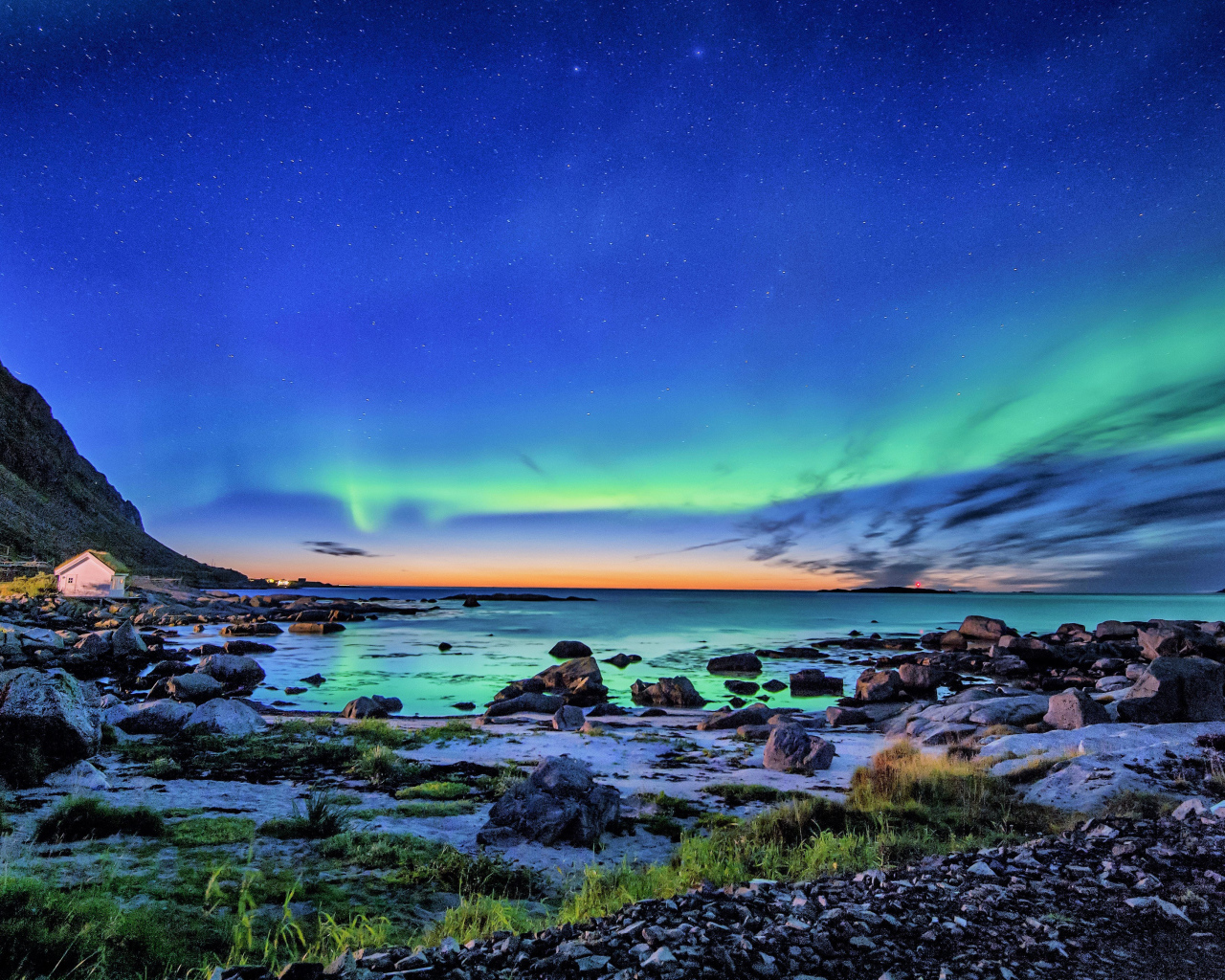 Северное сияние в небе над горным озером