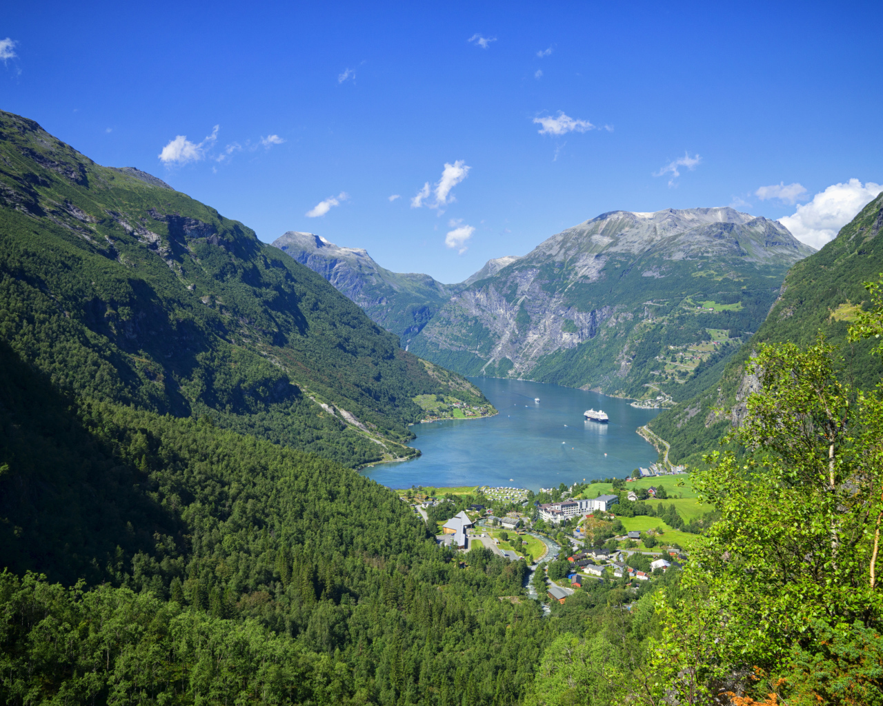 Норвежский фьорд в покрытых зеленью горах 
