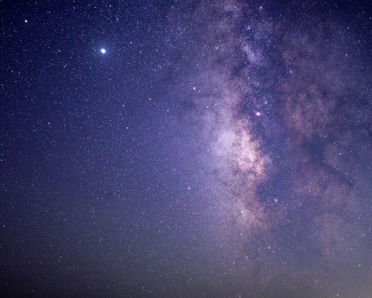 Фиолетовый млечный путь в звездном небе 