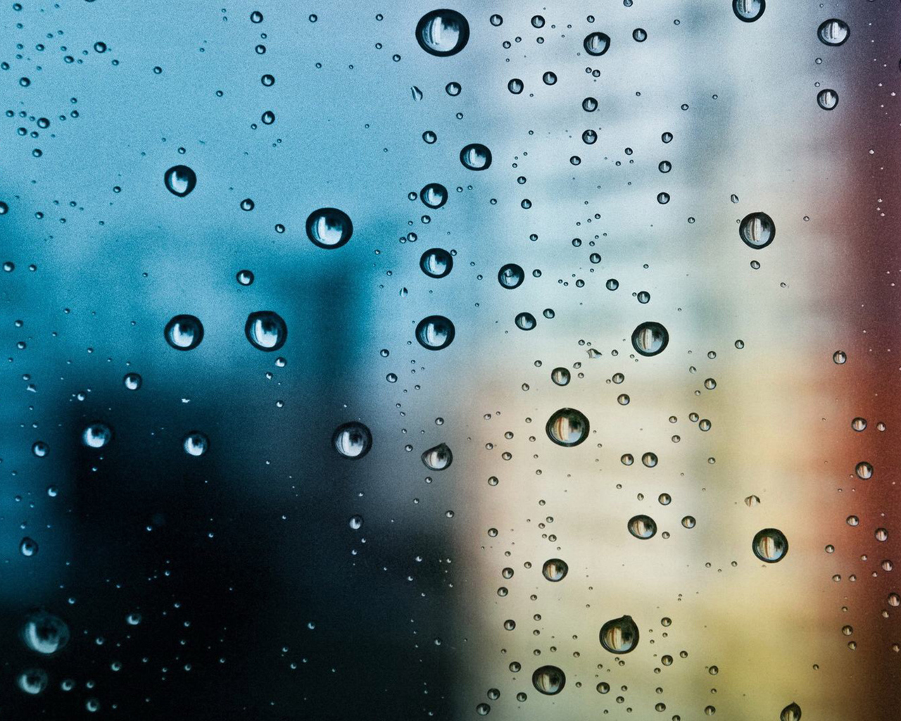 Капли дождя на холодном стекле 