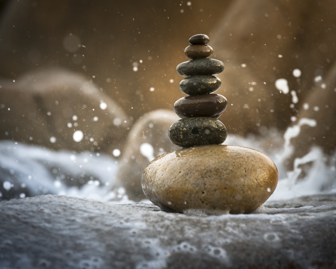 Гладкие мокрые камни в белой морской пене 