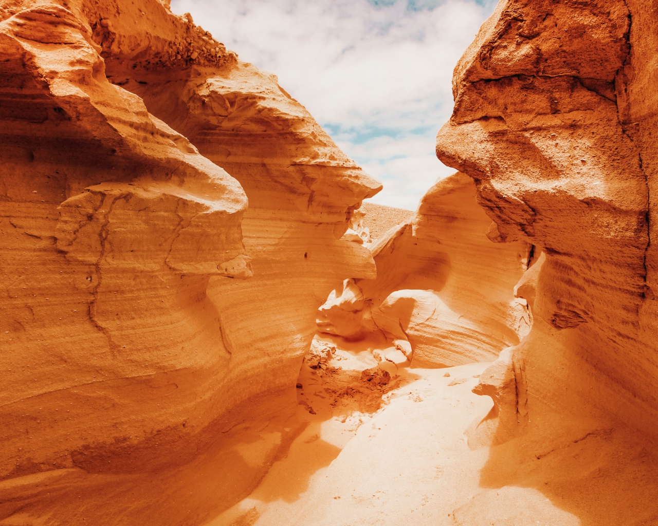 Каменный необычный каньон 