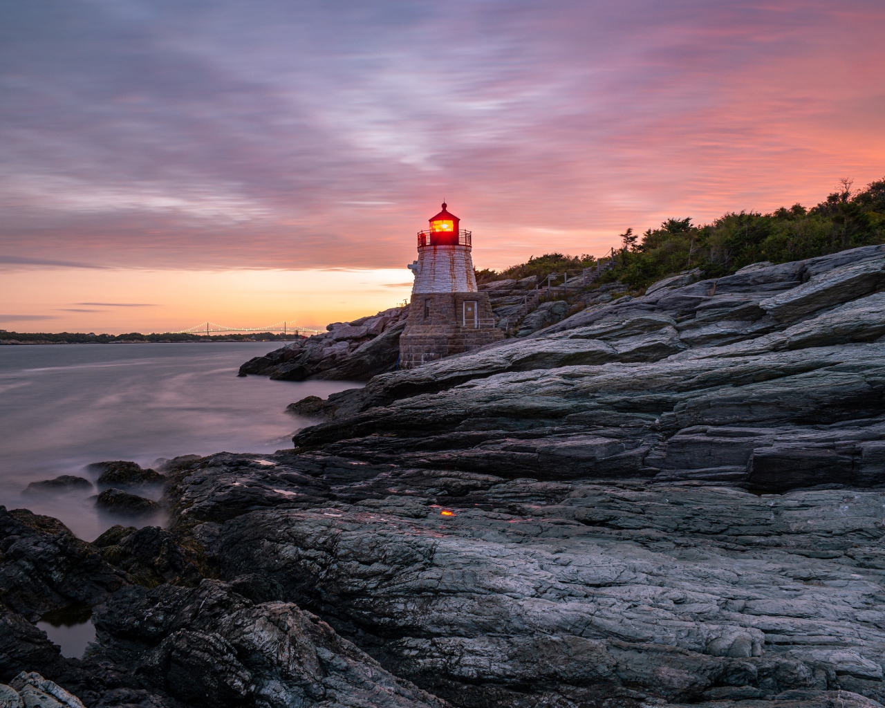Каменный берег в океане с маяком 