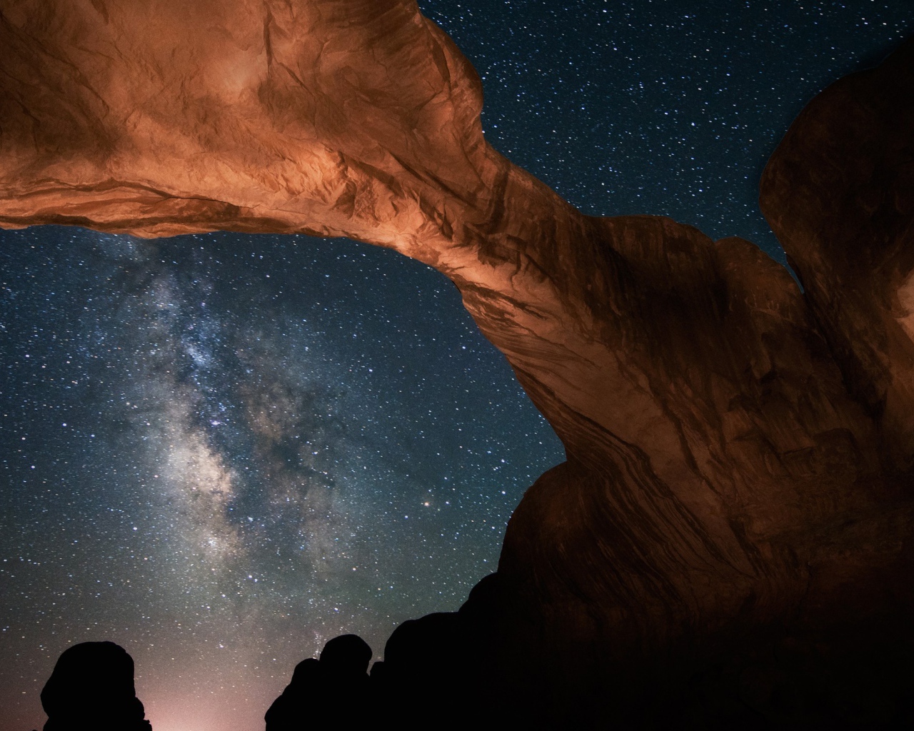 Каменная природная арка под звездным небом ночью 