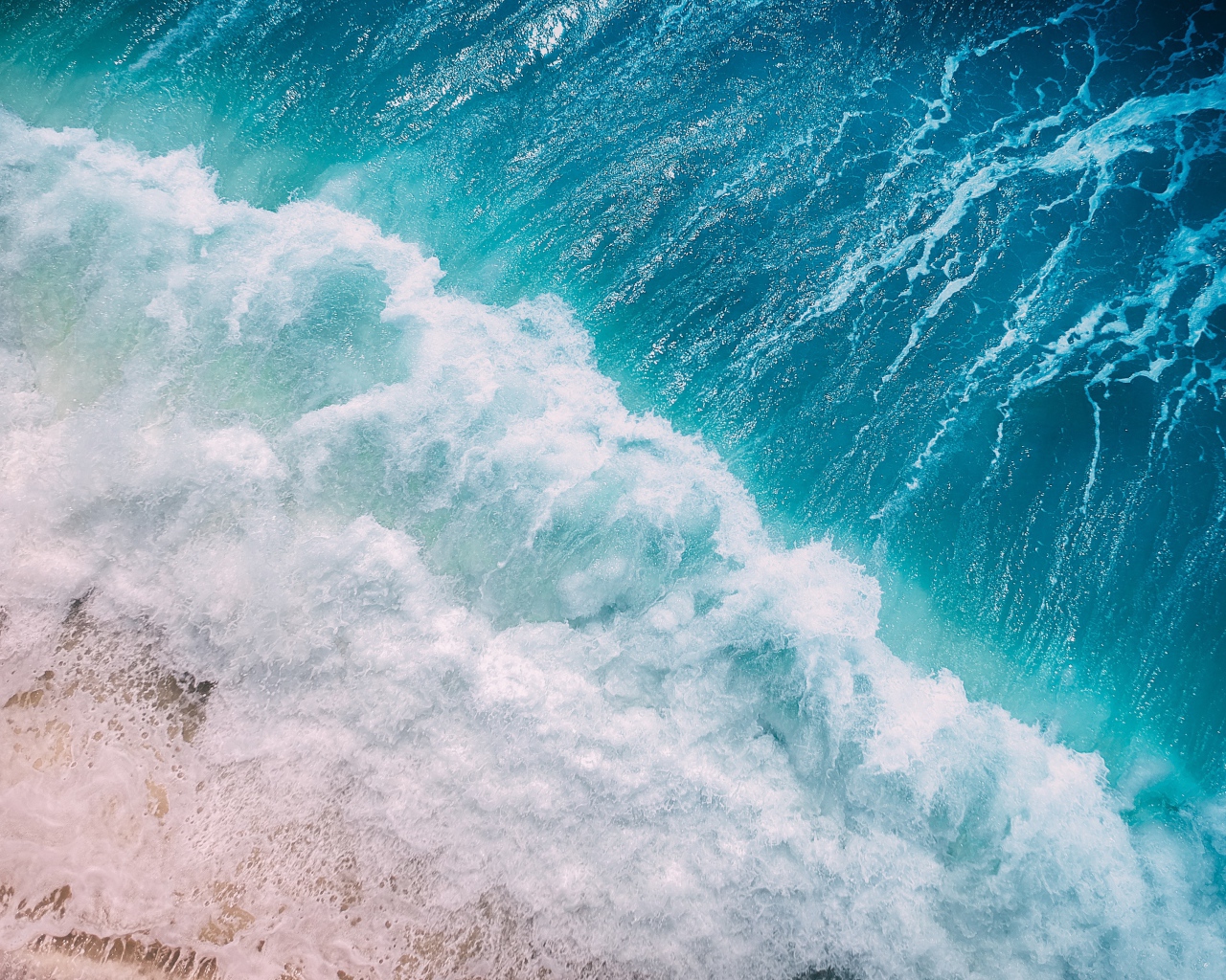 Бурные белые волны океана на песке 