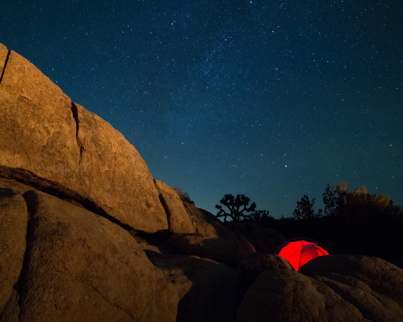 Палатка в горах под звездным небом 